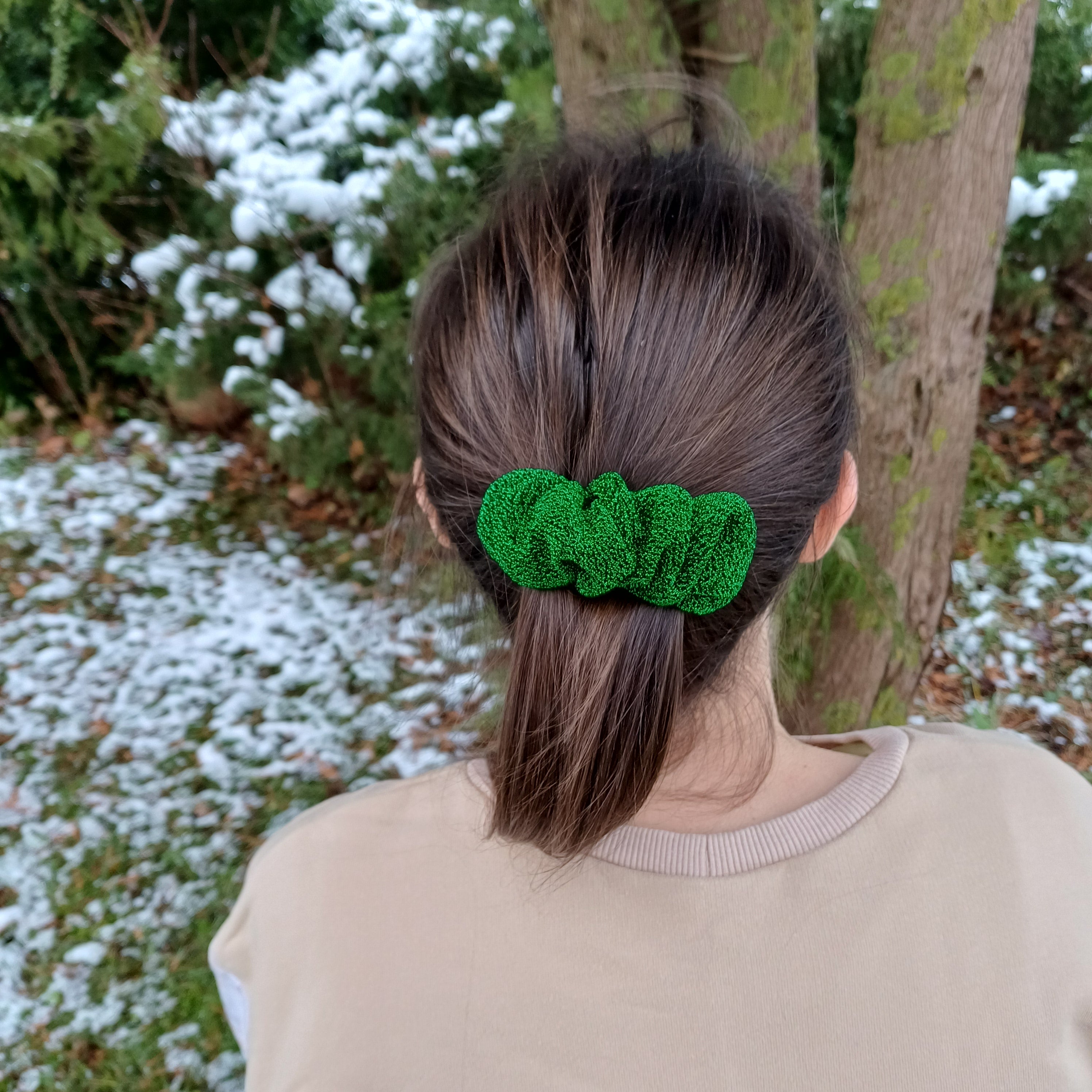 Rankų darbo žaliai blizgus raukinukas - segtukas.