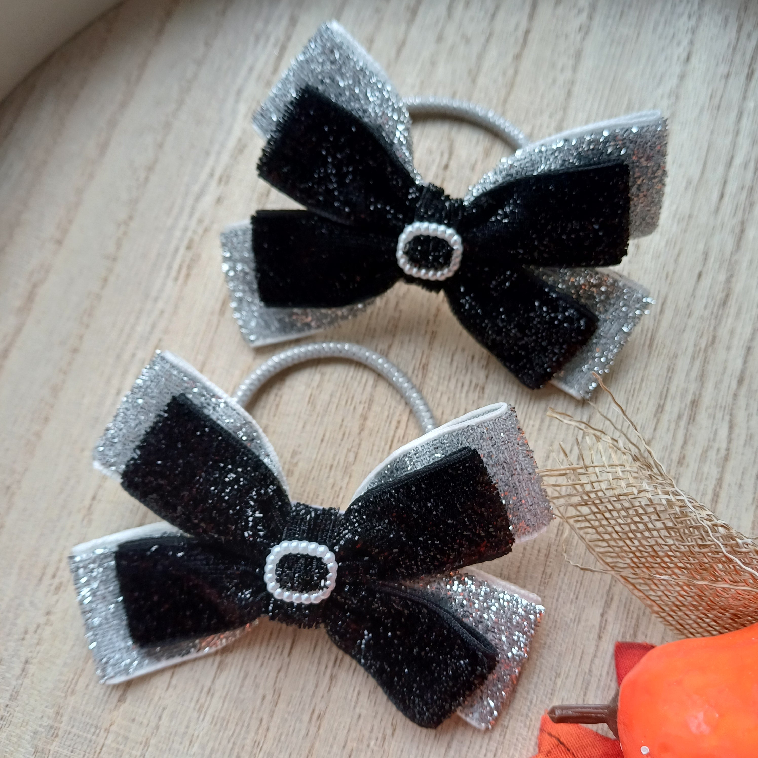 Rankų darbo plaukų gumelės