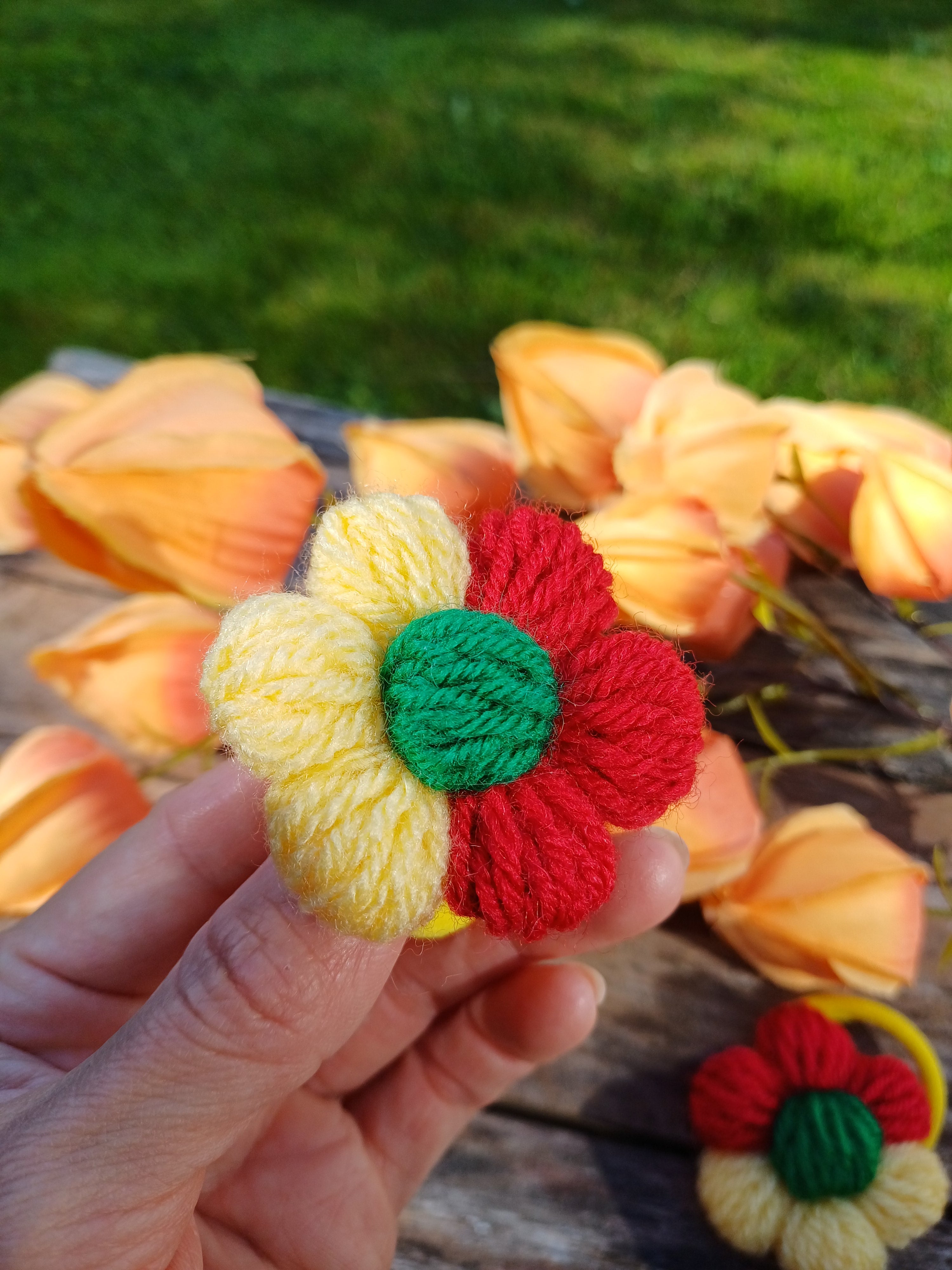 Gumelės su Lietuvos trispalve