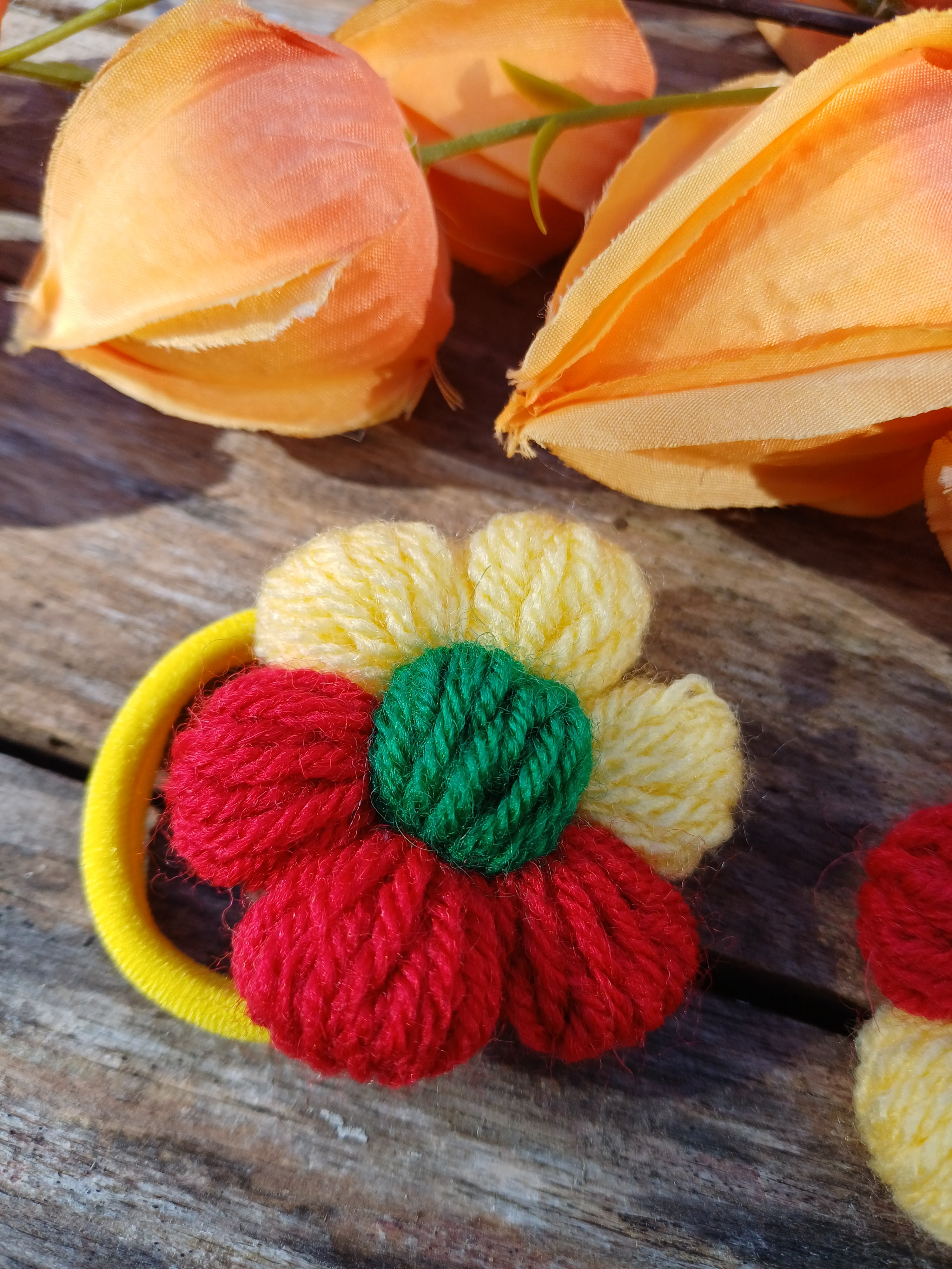 Gumelės su Lietuvos trispalve