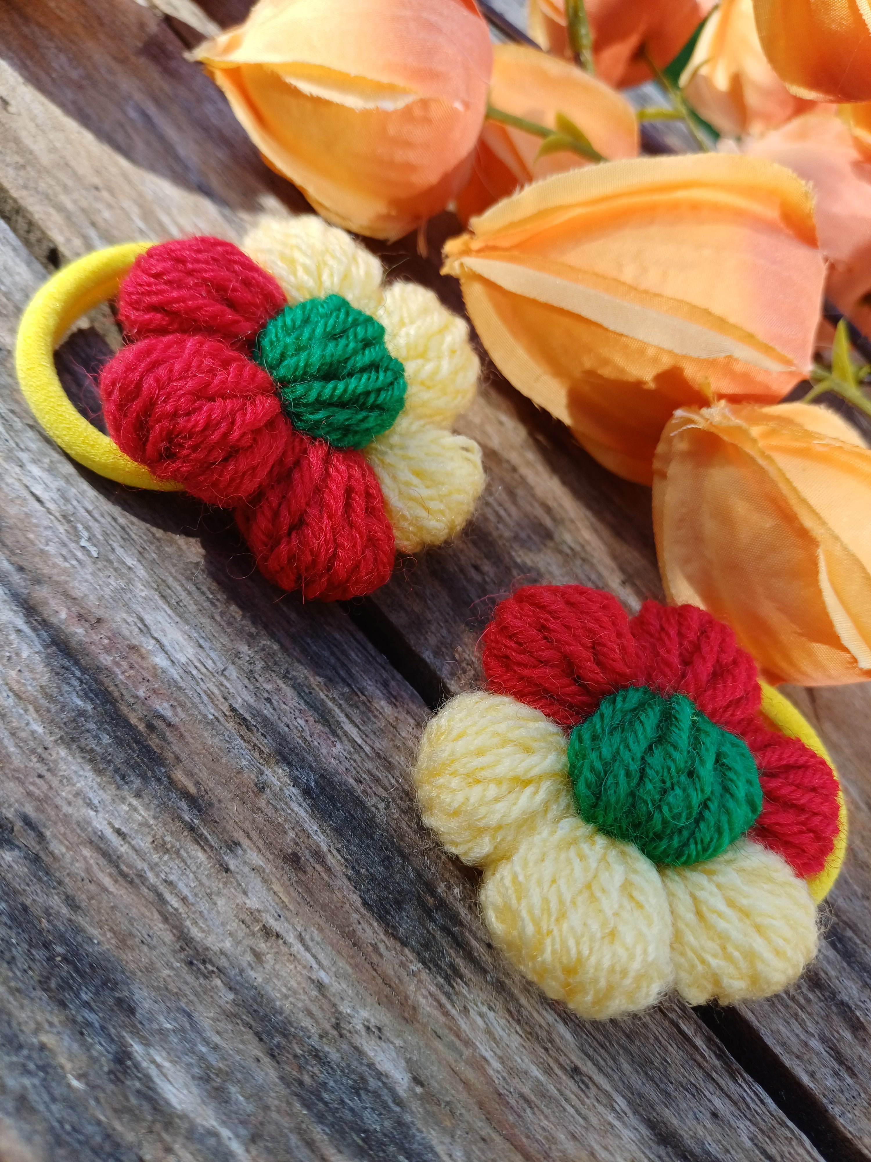 Gumelės su Lietuvos trispalve