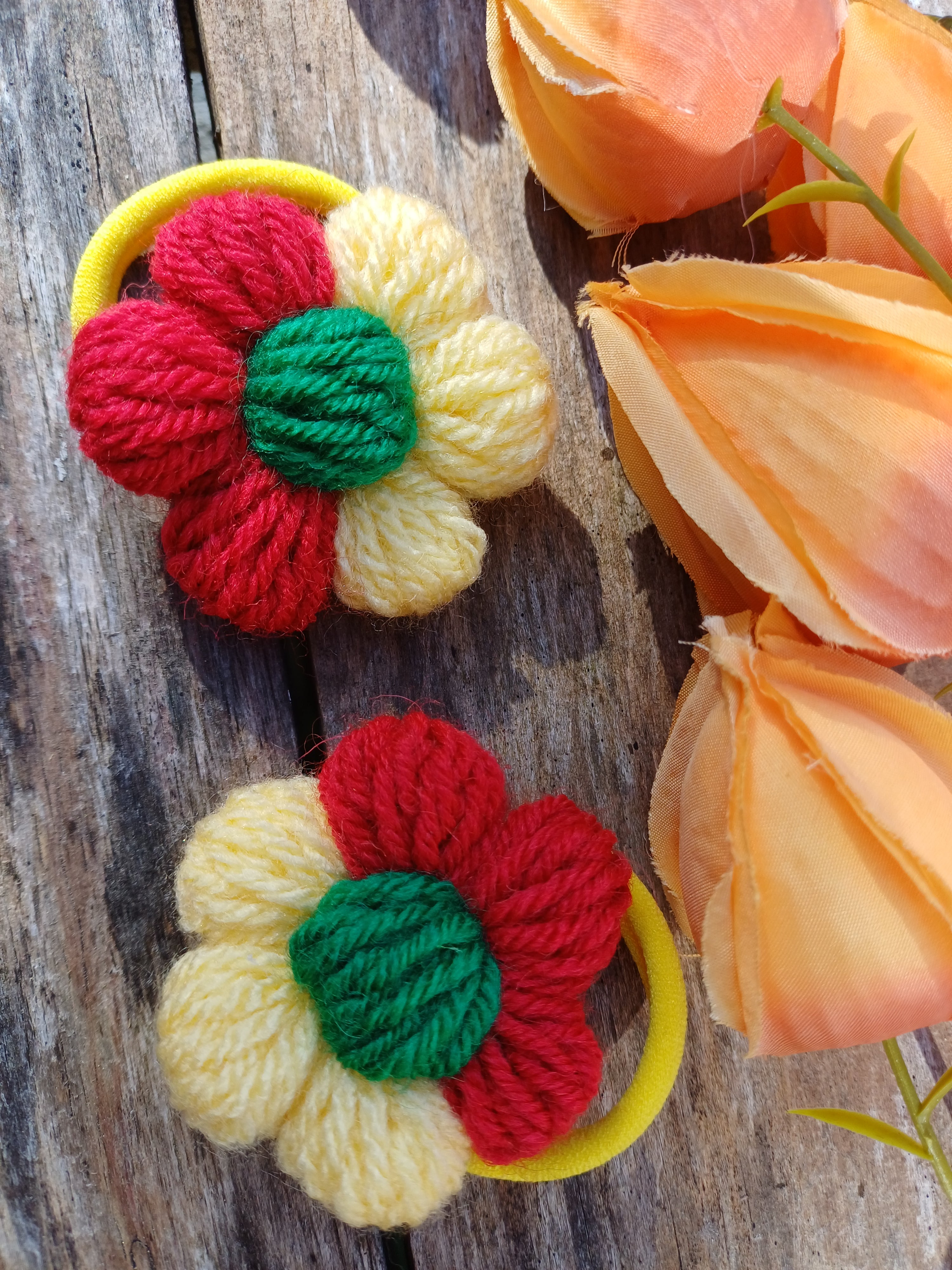 Gumelės su Lietuvos trispalve