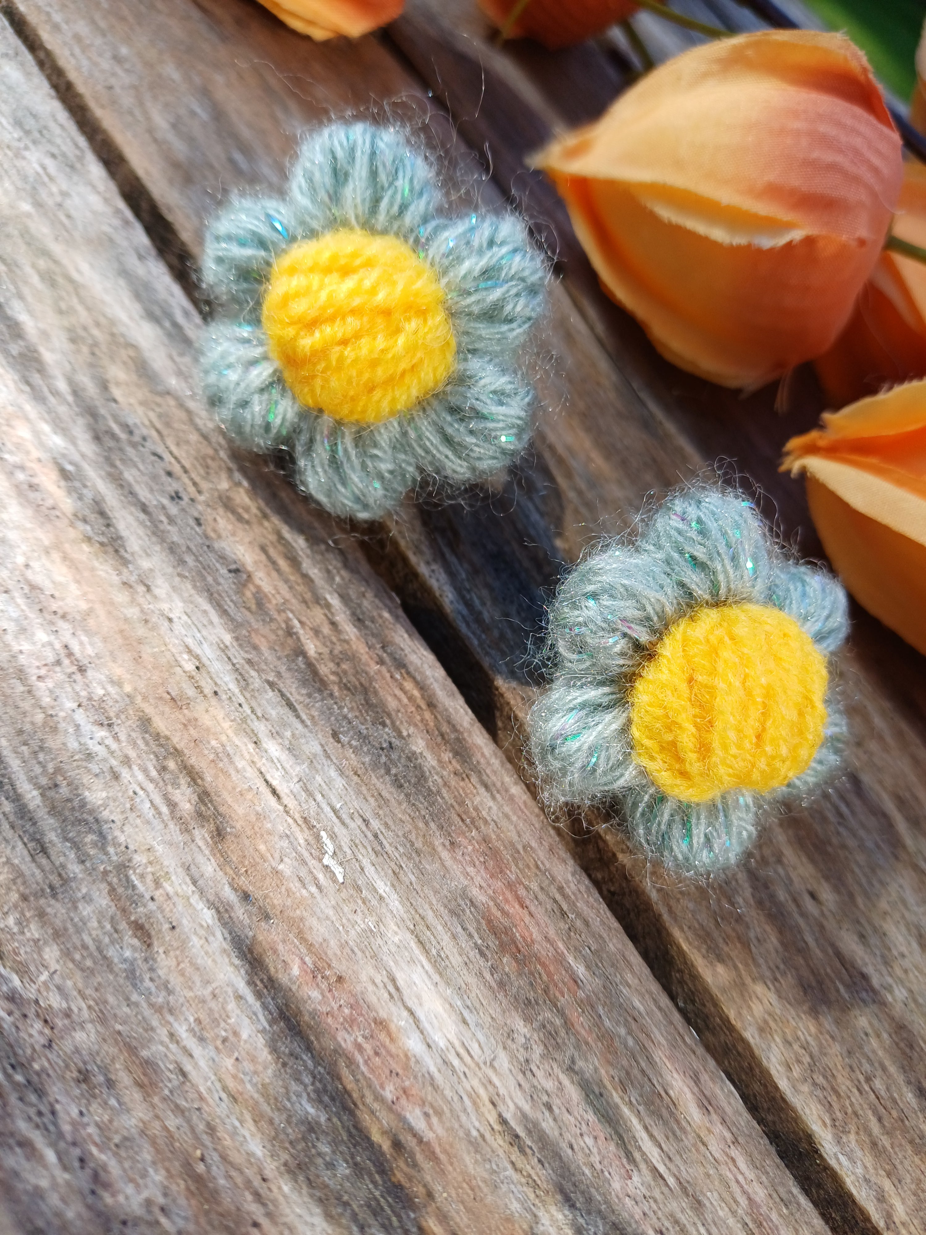 Gumelės alyvinės ir žalsvos su blizgučiais