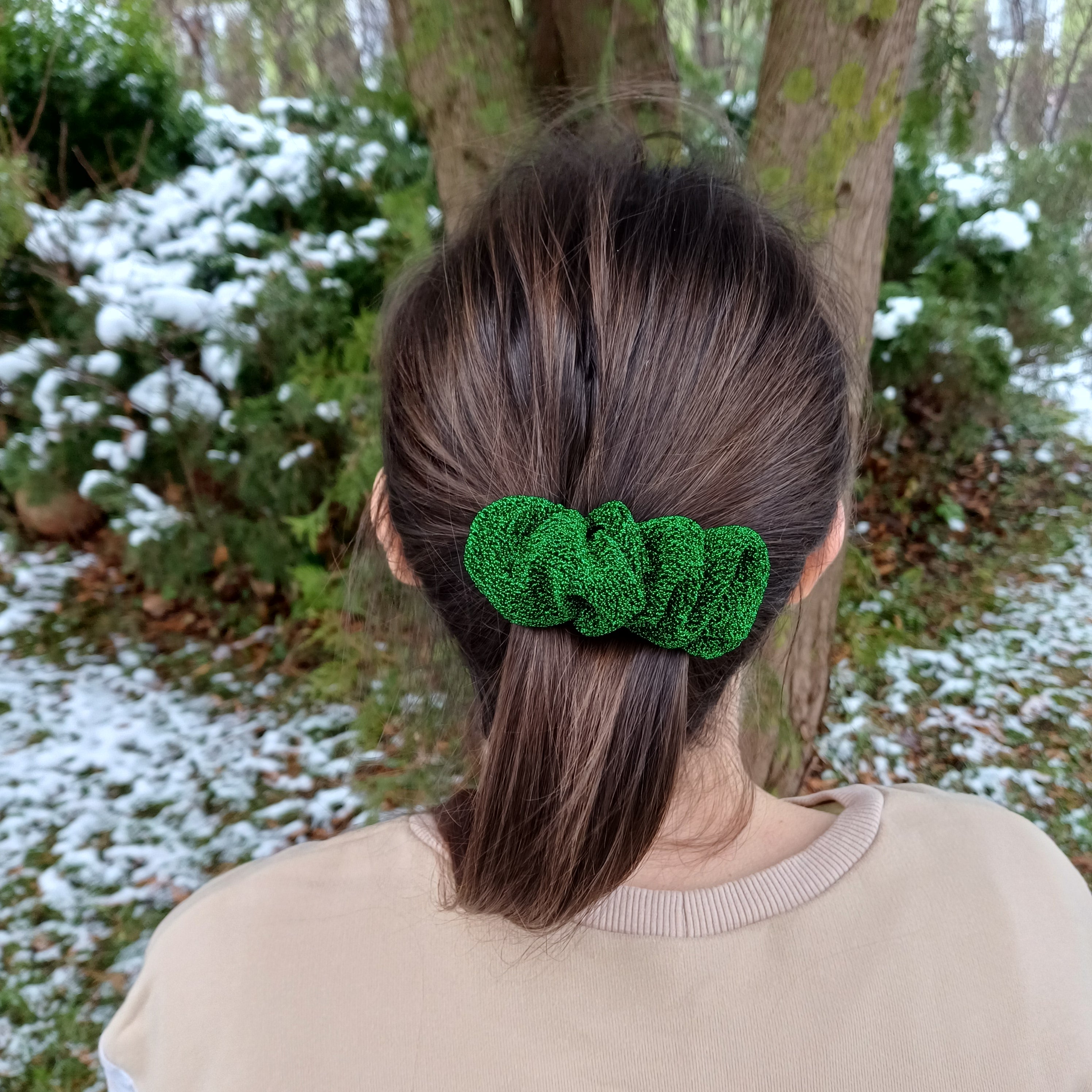 Rankų darbo žaliai blizgus raukinukas - segtukas.