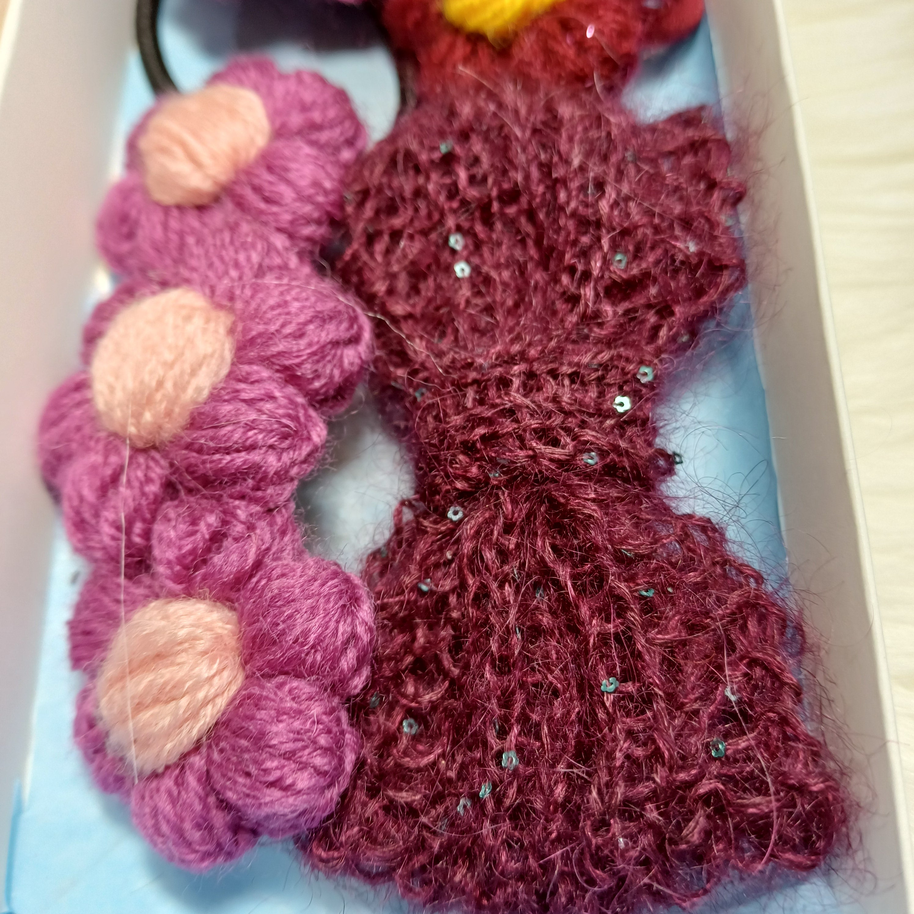 Rankų darbo plaukų aksesuarų rinkinys dėžutėje