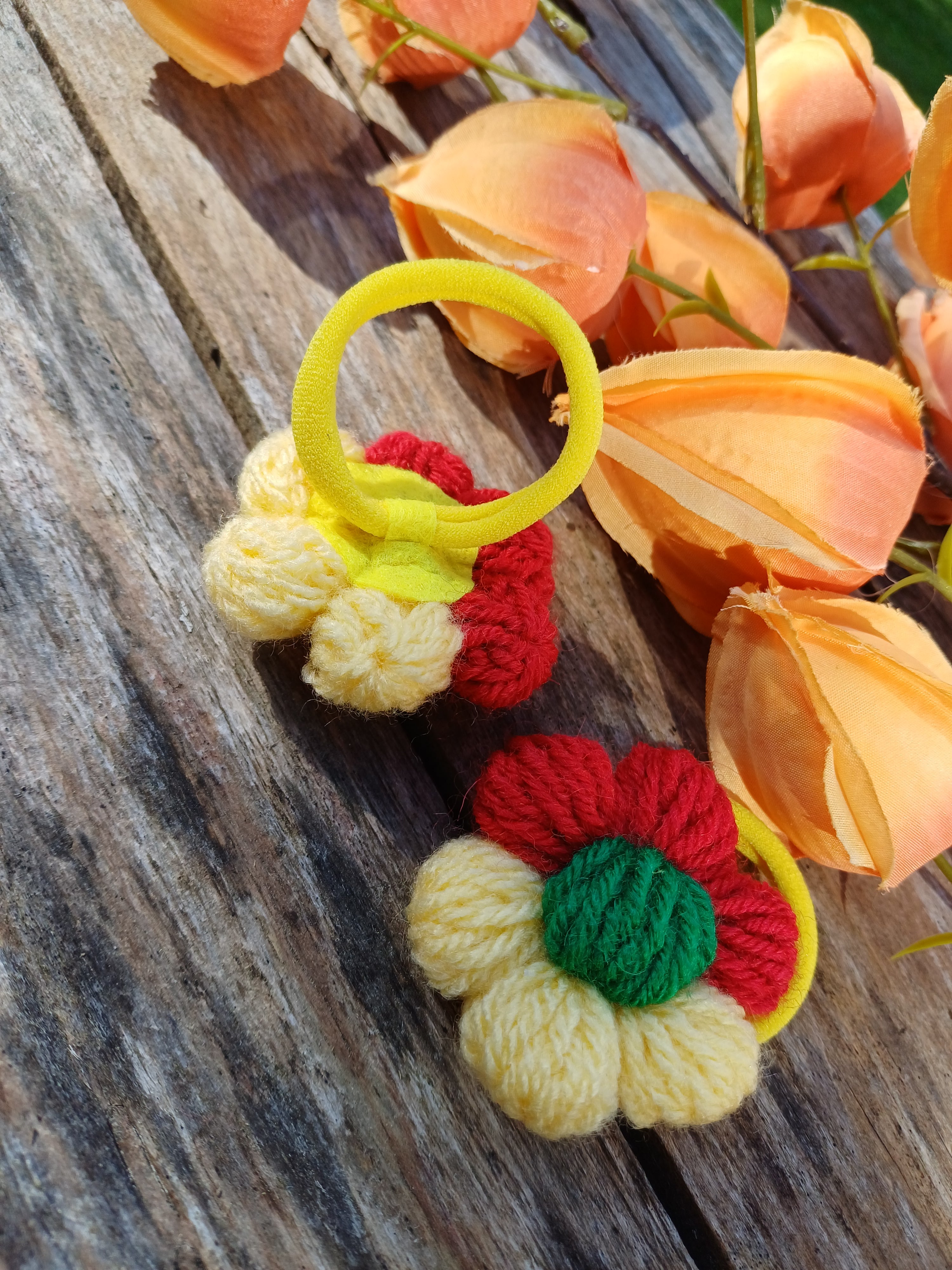 Gumelės su Lietuvos trispalve