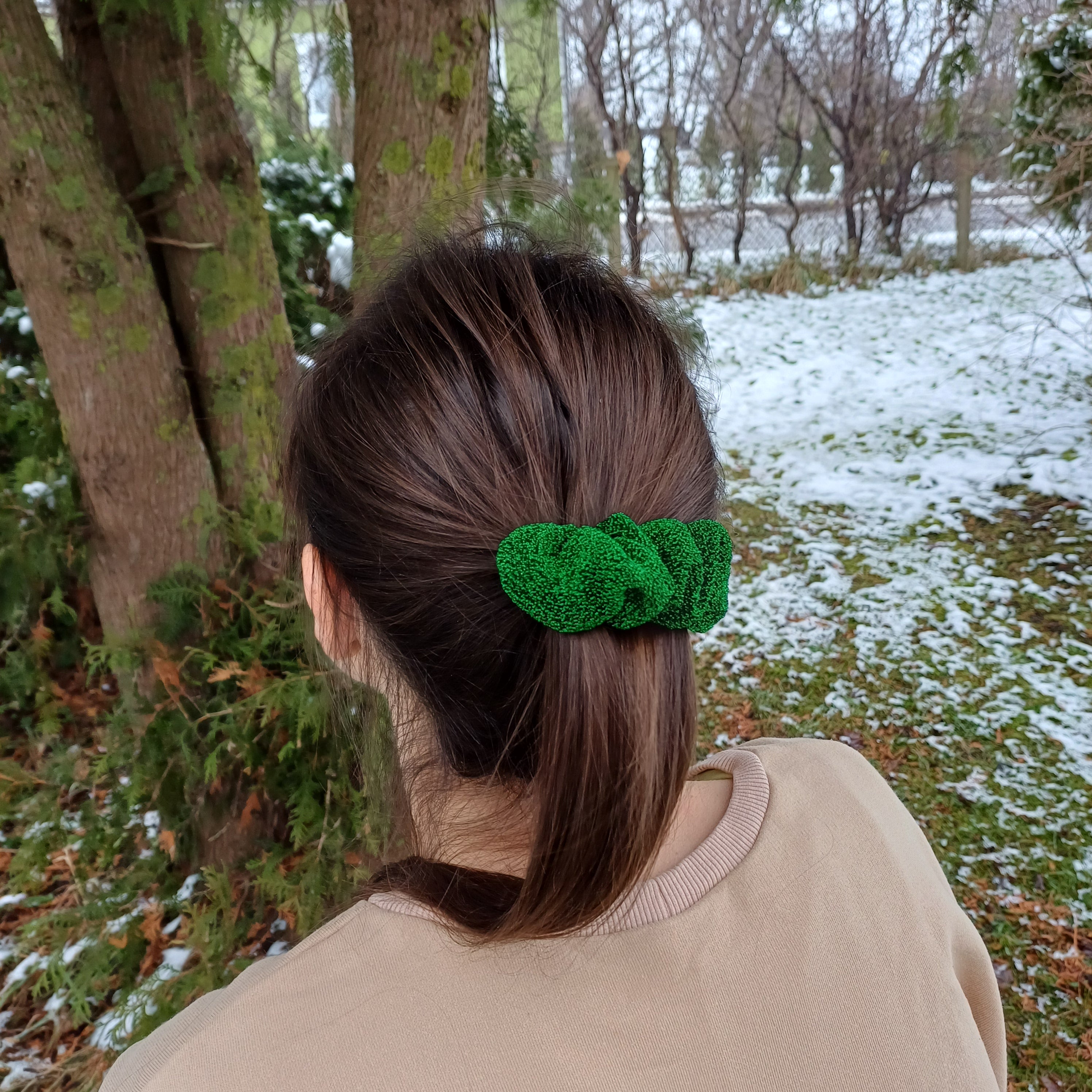 Rankų darbo žaliai blizgus raukinukas - segtukas.