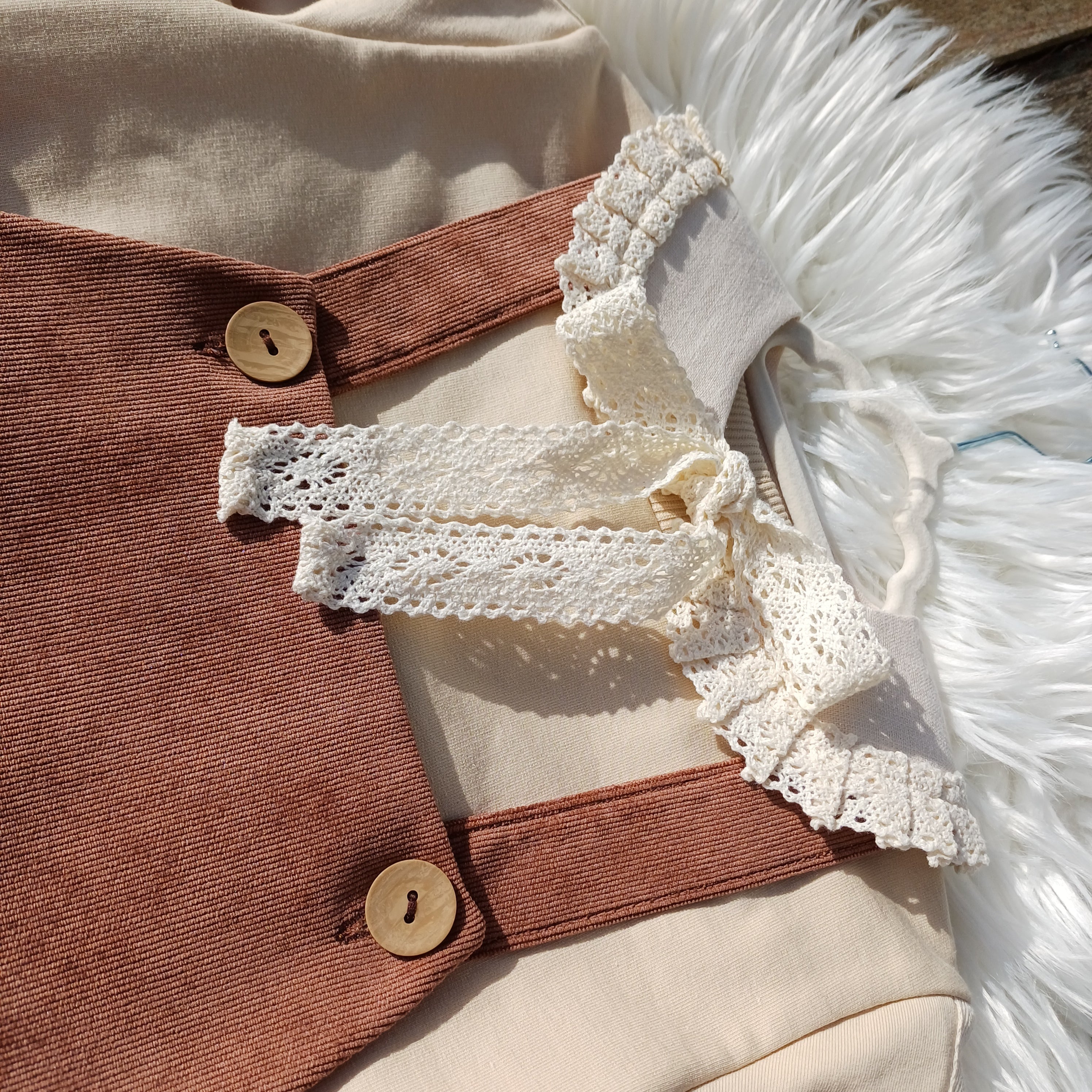 NAUJIENA mergaitiškas kostiumėlis - sarafanas su palaidine ir linine apykakle