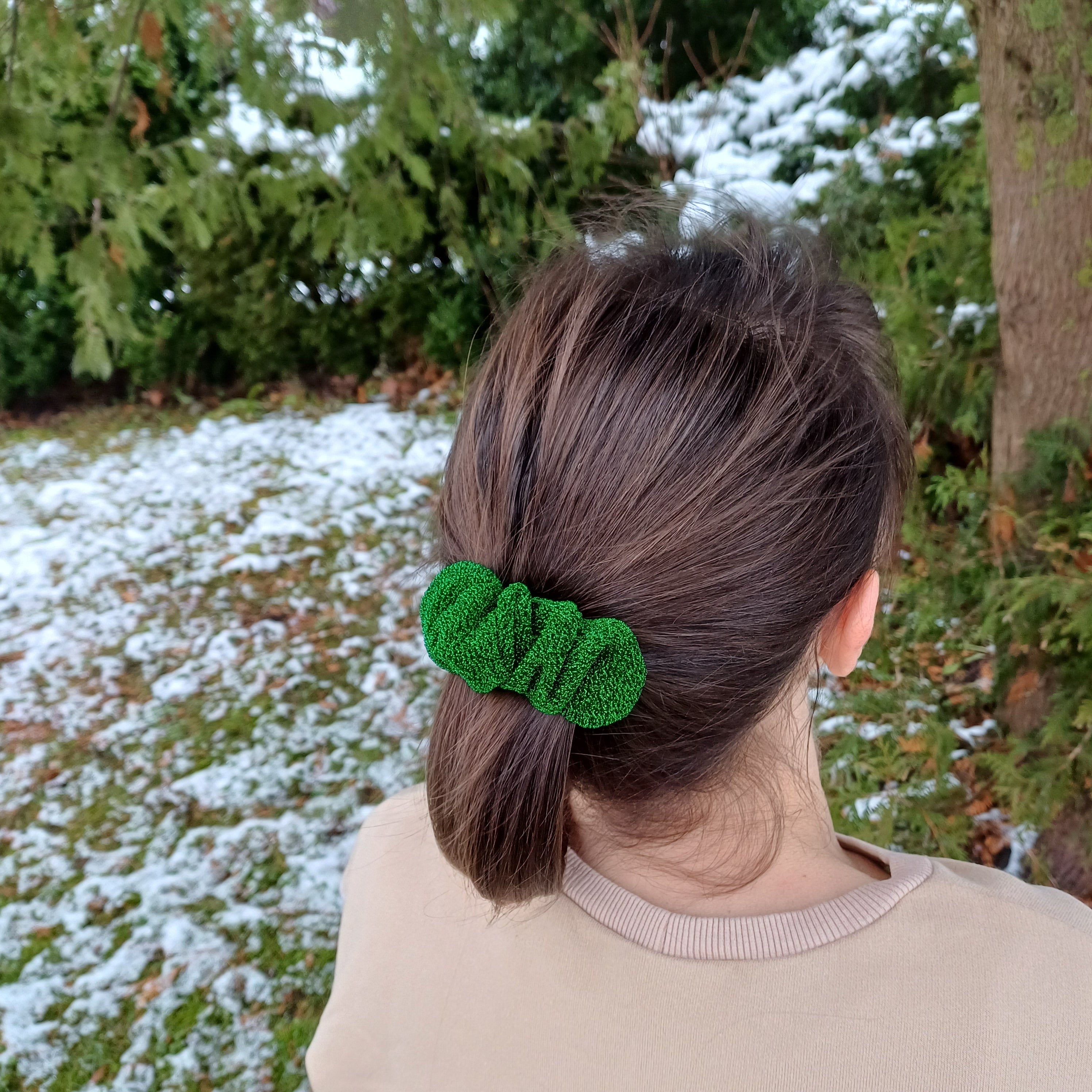 Rankų darbo žaliai blizgus raukinukas - segtukas.