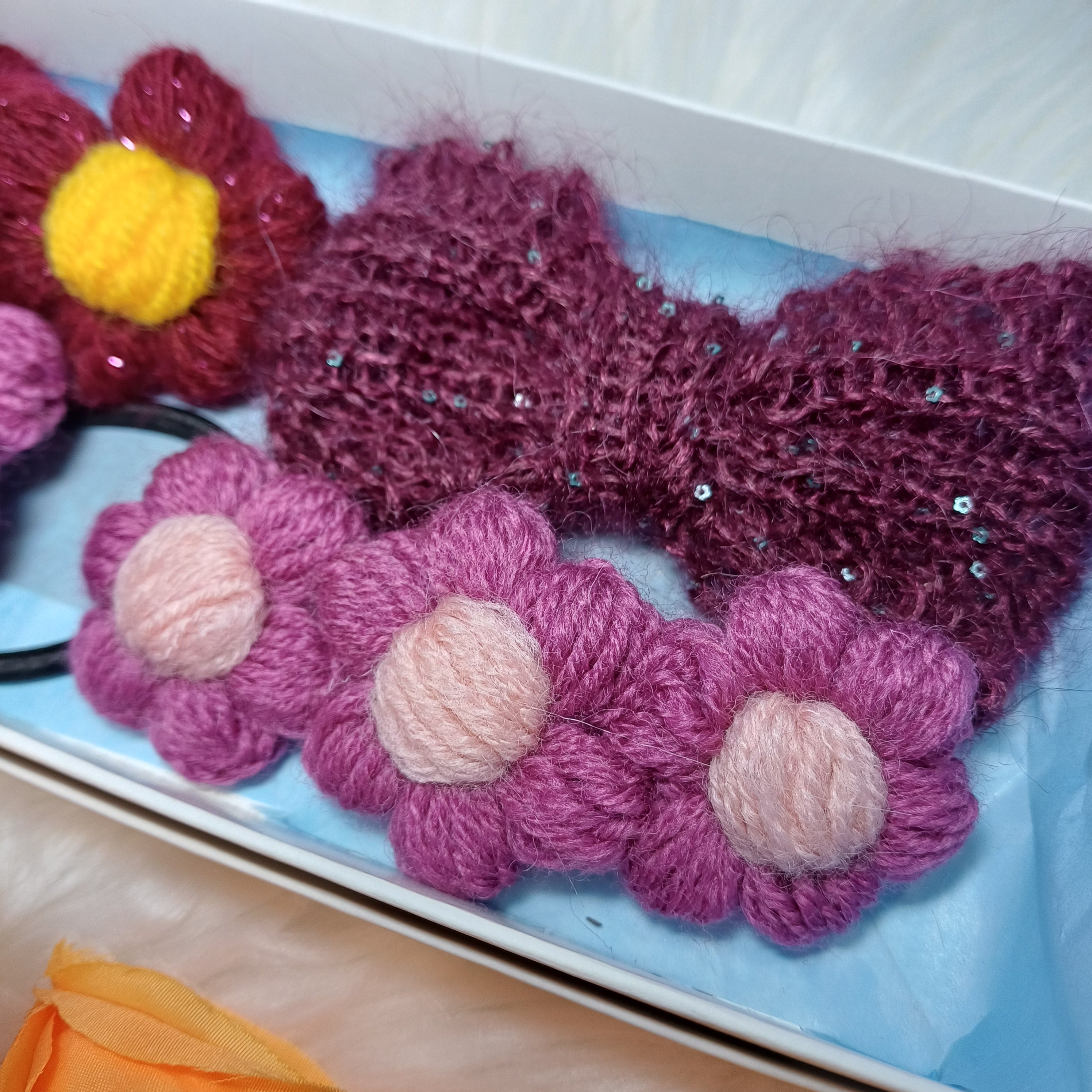 Rankų darbo plaukų aksesuarų rinkinys dėžutėje